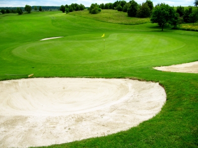 Golfplatz mit Grün und Sandbunker