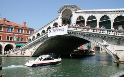 Rialtobrücke mit Booten