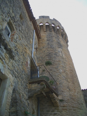 Schlossmauer mit Balkon in Gordes