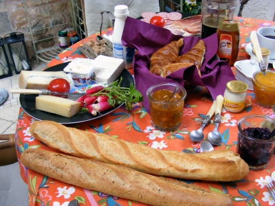 Frühstückstisch mit Baguette und Croissants