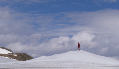 Ein Mann im Schnee