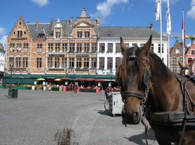 Auf dem Marktplatz in Brügge ( Belgien )