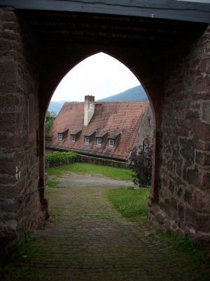 Blick durch das Haupttor des Hirschhorner Schlosses