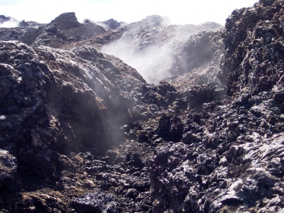 Dampfende Spalte im Lavafeld