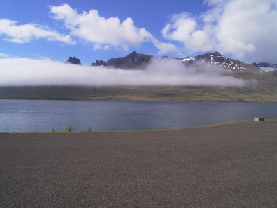 Wolkenband über dem Fjord (Island)