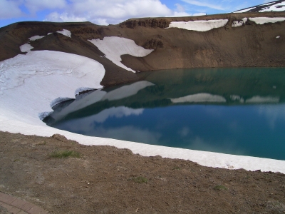 Kratersee mit Schneefeld