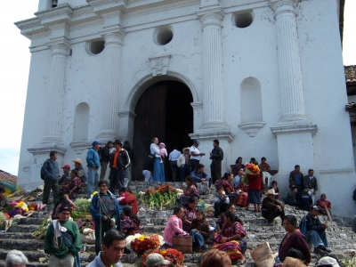 Markt in Chichicastenango mit Kirche
