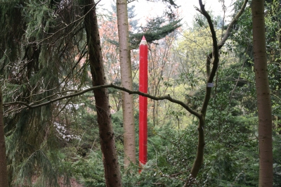 Roter Buntstift im Wald