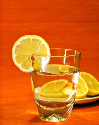 Erfrischendes Zitronenwasser