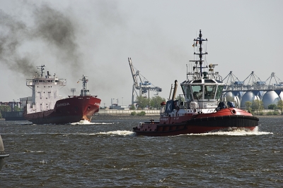 zwei rote Schiffe