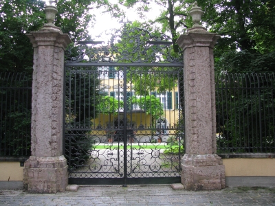 prachtvolles Tor einer Villa