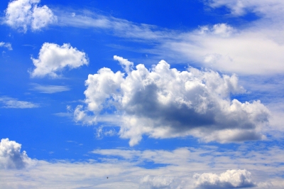 Himmelblau mit Wolken