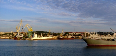 Kriegschiffe in der Südbucht von Sewastopol