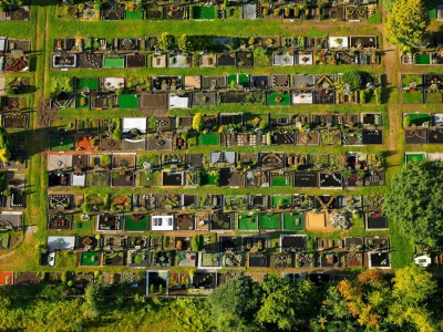 ein Friedhof im  Grünen  - Luftbild