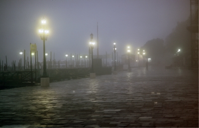 Hafen in Venedig im Nebel