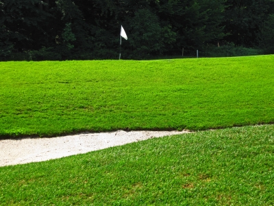 Golf - Sandbunker unterhalb des Grüns