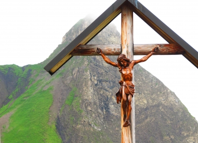 Kreuz unter dem Gipfel