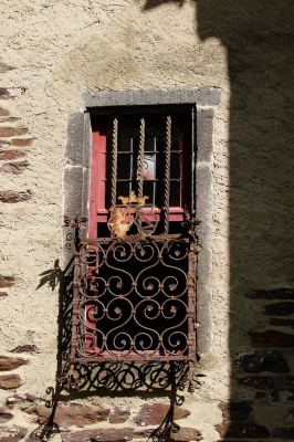 Burg Eltz, vergittertes Burgfenster