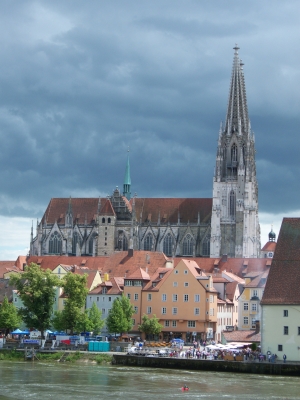 Dom zu Regensburg vor Gewitterhimmel