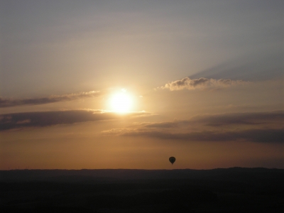 Ballonfahrt  in den Sonnenaufgang