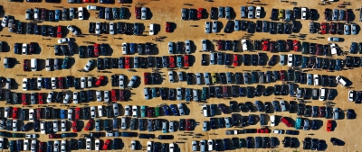 Automarkt im Freien - Autohandel - Luftbild
