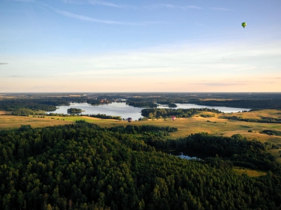 Luftbild mit Seen, Wäldern und Ballons - Luftbild