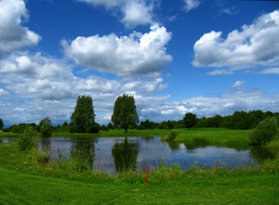 Golfplatz mit Wasserhindernis