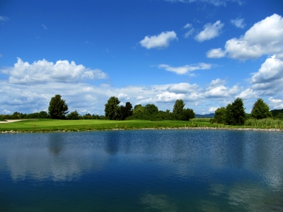 Golfplatz mit Wasserhindernis und Bunker und Grün