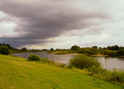 Dunkle Wolken über der Weser