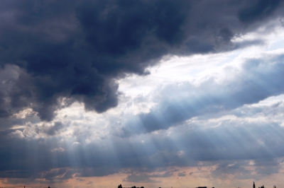 Die Sonnenstrahlen kommen durch