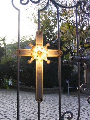 Kreuz am Tor der Pauluskirche Hückeswagen