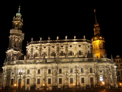 Katholische Hofkirche Dresden bei Nacht.