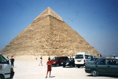 Am Fuß der Pyramide in Kairo