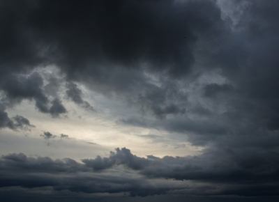 dunkle wolken am horizont