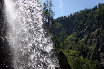 Hinter dem Wasserfall
