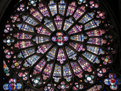 Glasfenster in der Kathedrale von Carcassonne