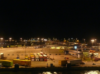 Fährhafen bei Nacht