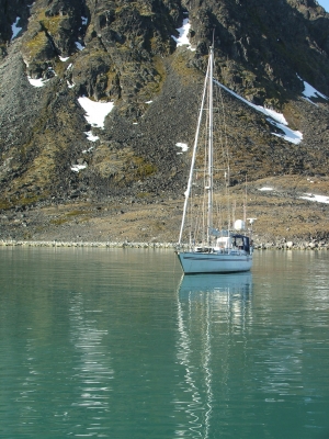 Segelboot in der arktischen See