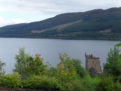 Loch Ness mit Ruine von Urqhart Castle