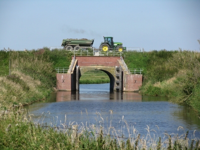 Brücke mit Traktor