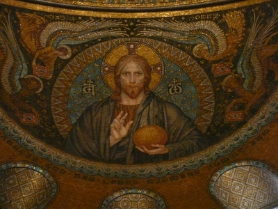 Jesus-Bildnis als Mosaik an der Kirchendecke