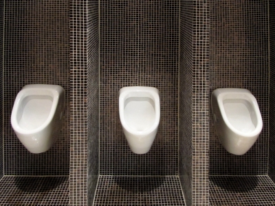 Drei Urinals