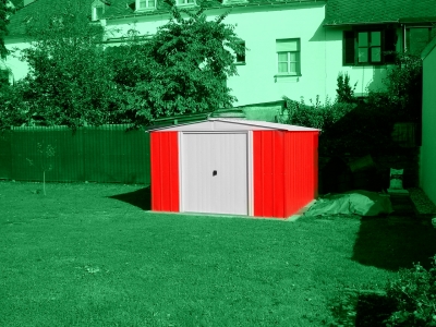 Das rote Haus im Garten