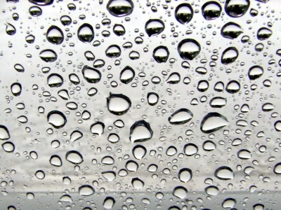 Regentropfen an Fensterscheibe