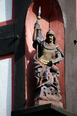 Römerfigur in Fachwerkhausecke in Rüdesheim am Rhein