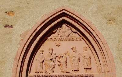 Kirchenrelieff zu Sankt Jakobus in Rüdesheim am Rhein