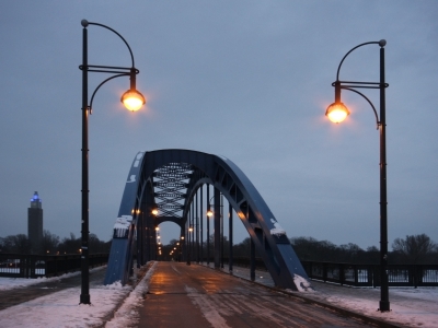 Bogenbrücke im Winter