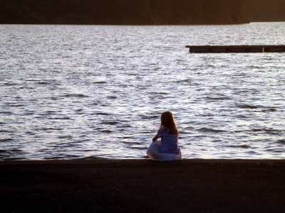 Mädchen am See in der Abendstimmung