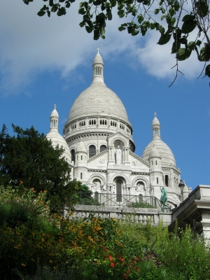 Basilika Sacré-Coeur auf dem Hügel von Montmartre / Paris