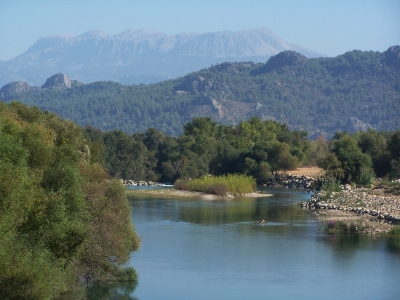 Flusslandschaft in der Südtürkei mit Taurusgebirge